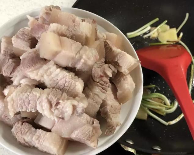 家常红烧肉的做法，一道传统美食的烹饪指南，家常红烧肉烹饪指南，传统美食的制作方法