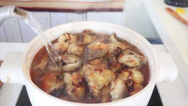 家常炖鱼的做法，美味与健康并重，家常炖鱼，美味与健康，双重享受！