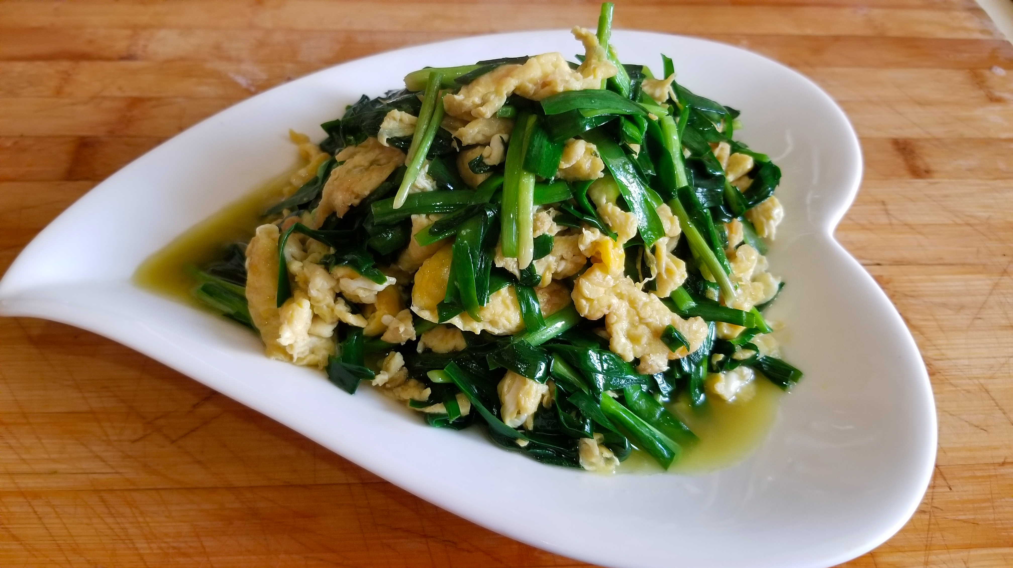 韭菜炒鸡蛋，一道家常美食的制作方法，家常美食，韭菜炒鸡蛋的制作方法