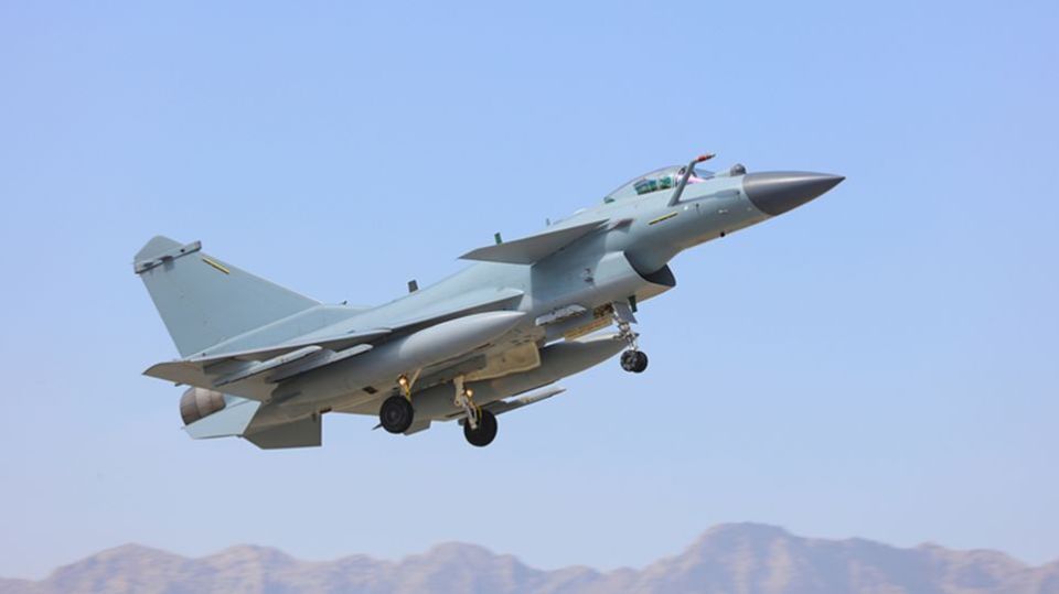 歼-10C与F-16，空中巨人的对比与解析，歼-10C与F-16，空中巨人的深度对比与解析