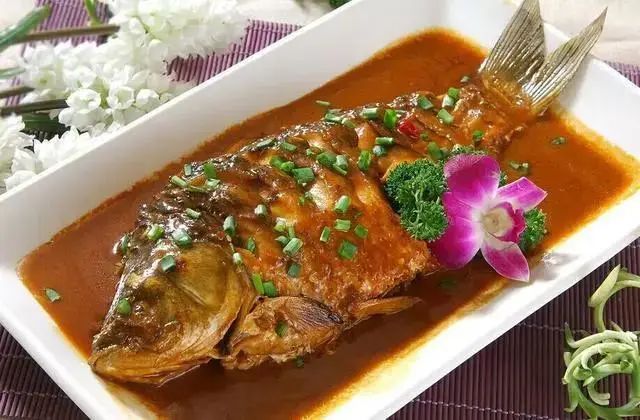 家常红烧鲤鱼的做法，家常红烧鲤鱼烹饪指南，美味秘诀大揭秘