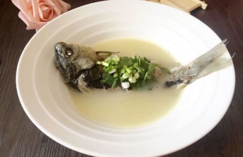 清炖鲫鱼汤，最简单的做法，美味与健康并存，清炖鲫鱼汤，简单做法，美味与健康共享