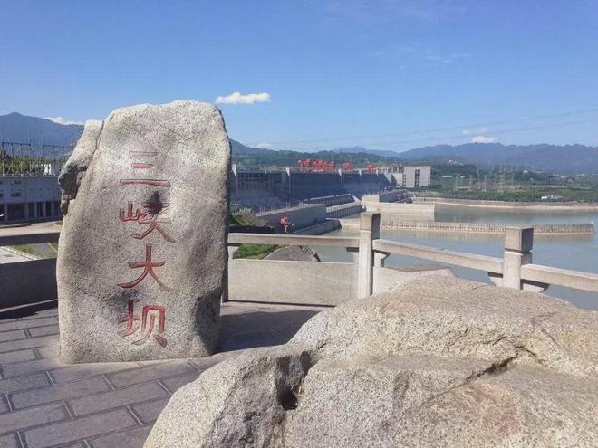 三峡大坝，壮丽工程的地理坐标与城市背景，三峡大坝，壮丽工程与地理城市背景的交融