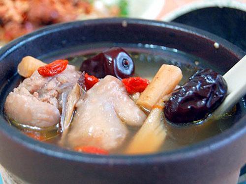 清炖鸡的正确方法，烹饪美味鸡汤的秘诀，清炖鸡汤的烹饪秘诀，美味鸡汤的制作方法