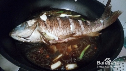 红烧鲤鱼的做法，一道经典中华美食的烹饪指南，红烧鲤鱼，中华经典美食烹饪指南
