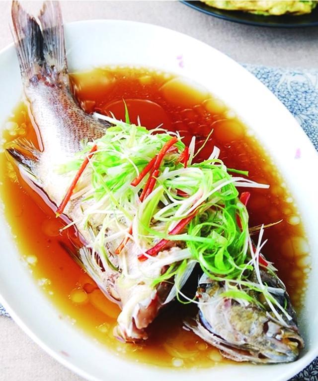 家常清蒸鱼的做法，美味健康的餐桌必备，家常清蒸鱼，餐桌上的美味健康佳肴
