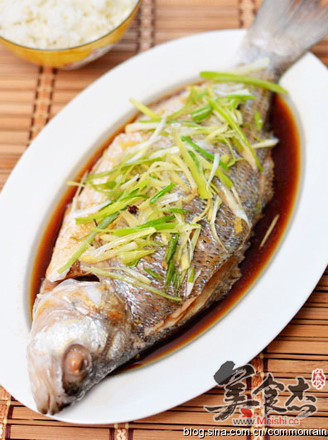 家常清蒸鱼的做法，美味健康的餐桌必备，家常清蒸鱼，餐桌上的美味健康佳肴