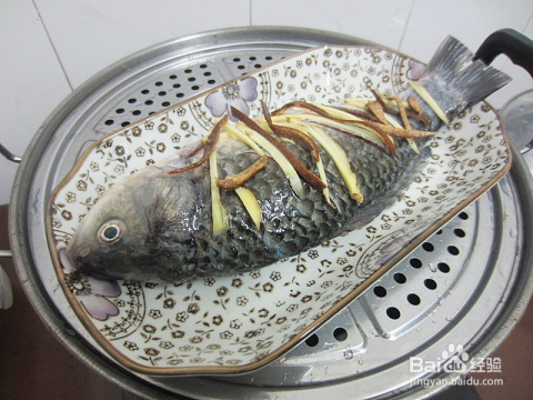 家常清蒸鱼的做法，美味健康的餐桌必备，家常清蒸鱼，餐桌上的美味健康佳肴