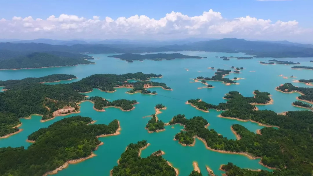 河源万绿湖，碧水环抱的翠绿画卷，河源万绿湖，碧水翠色绘就的自然画卷