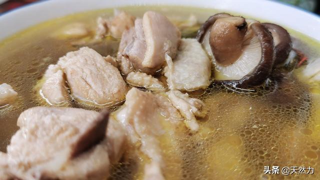 鸡汤里放什么食材好吃，鸡汤美味秘诀，最佳食材搭配指南