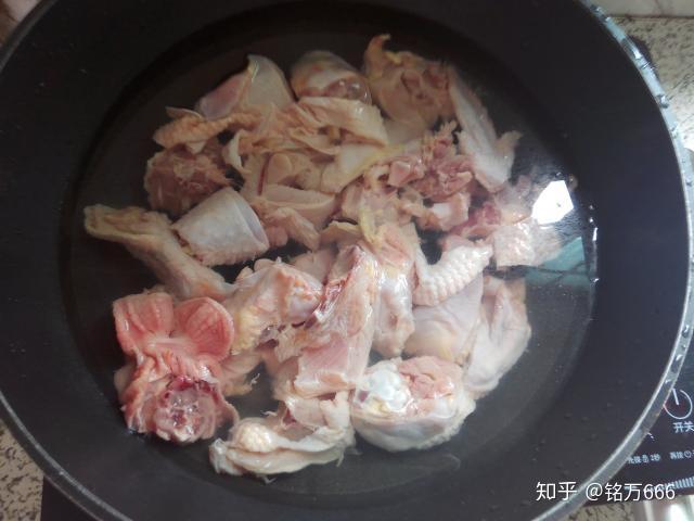 鸡汤里放什么食材好吃，鸡汤美味秘诀，最佳食材搭配指南
