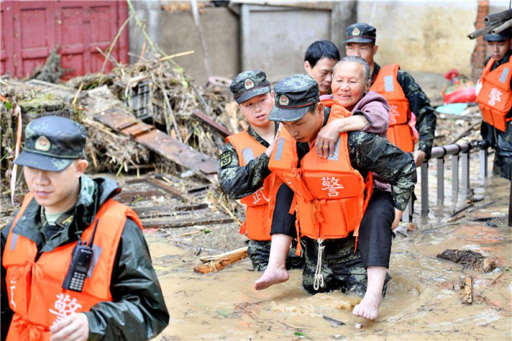 国防建设的重要性，国家安全的坚实基石，国防建设的战略重要性，国家安全之坚实基石