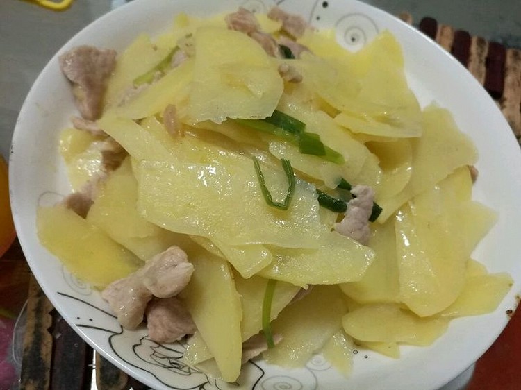 土豆炒肉，一道家常美食的做法，家常土豆炒肉制作指南