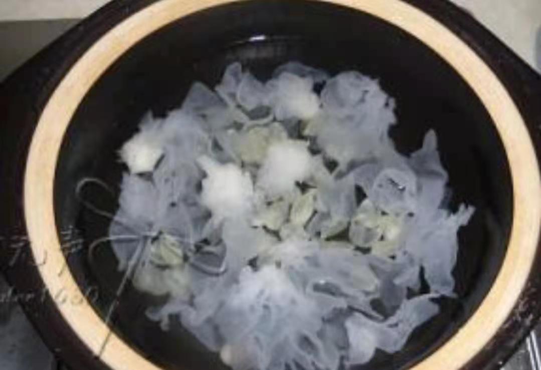 正确银耳莲子汤的做法，美味与健康并重，正确银耳莲子汤做法，美味与健康兼备的滋补佳品