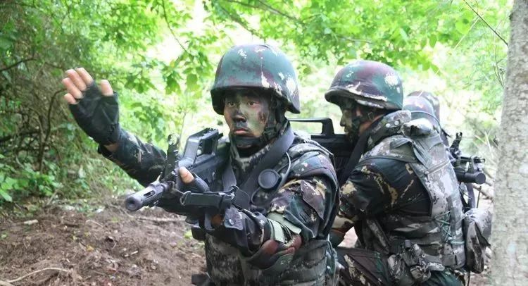 蛟龙突击队21式迷彩，新时代特种部队的战衣传奇，新时代特种部队战衣传奇，蛟龙突击队21式迷彩揭秘