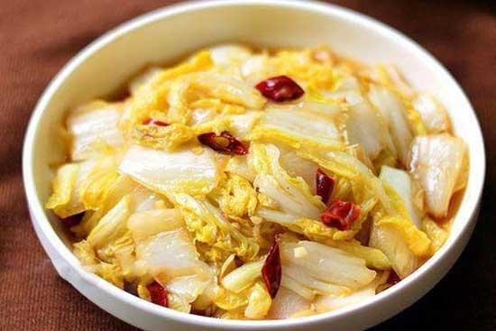 酸辣白菜，一道美味与健康并存的佳肴，酸辣白菜，美味与健康并存的佳肴，让人垂涎欲滴！