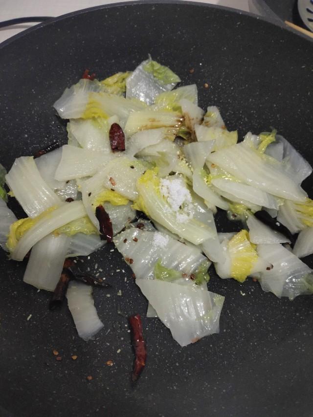 酸辣白菜，一道美味与健康并存的佳肴，酸辣白菜，美味与健康并存的佳肴，让人垂涎欲滴！