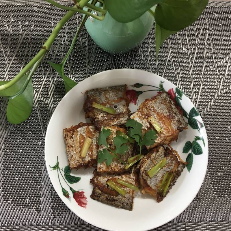 油煎带鱼的做法，一道家常美食的烹饪指南，家常美味，油煎带鱼烹饪指南