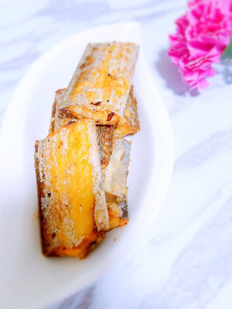 油煎带鱼的做法，一道家常美食的烹饪指南，家常美味，油煎带鱼烹饪指南