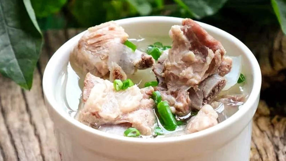 排骨汤的制作教程，一步步跟随视频轻松炖出美味佳肴，跟着视频学做排骨汤，轻松炖出美味佳肴！