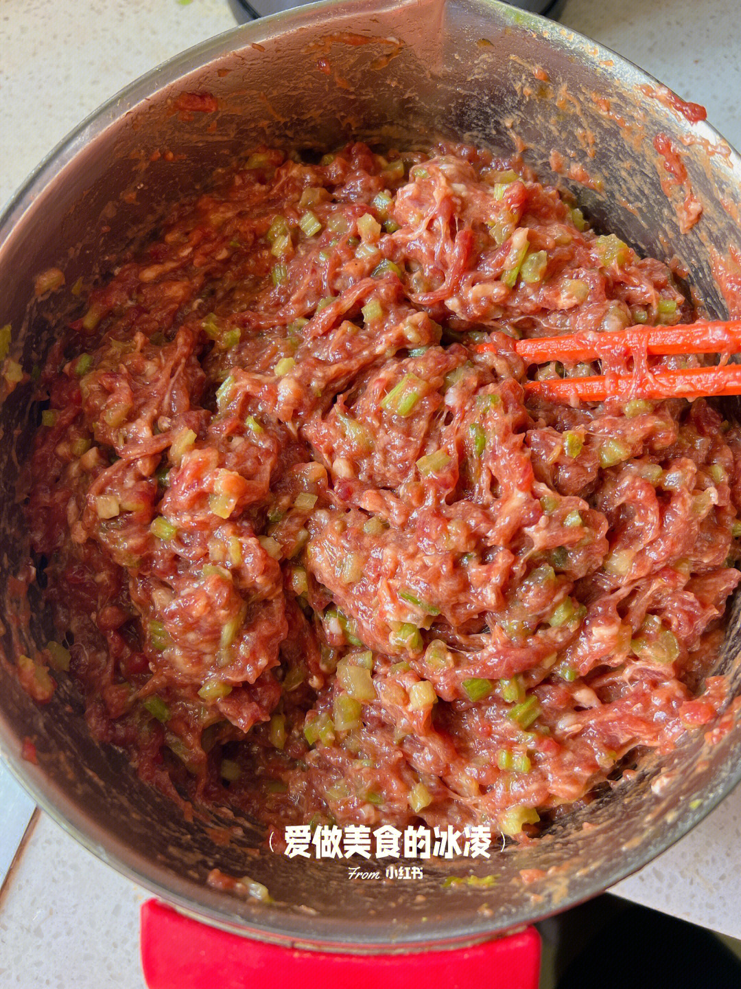 牛肉芹菜饺子馅的做法，传统美味饺子的制作秘诀，牛肉芹菜饺子馅制作教程，传统美味饺子制作秘诀