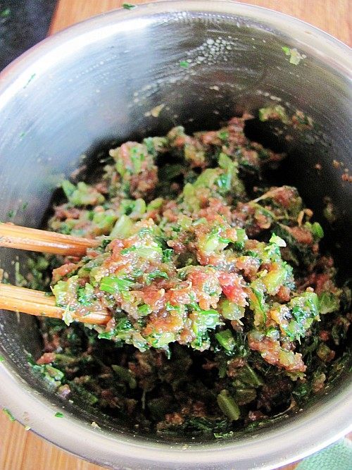 牛肉芹菜饺子馅的做法，传统美味饺子的制作秘诀，牛肉芹菜饺子馅制作教程，传统美味饺子制作秘诀