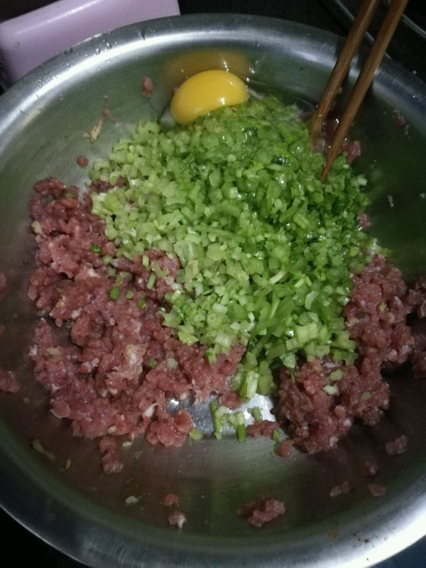 牛肉芹菜饺子馅的做法，传统美味饺子的制作秘诀，牛肉芹菜饺子馅制作教程，传统美味饺子制作秘诀