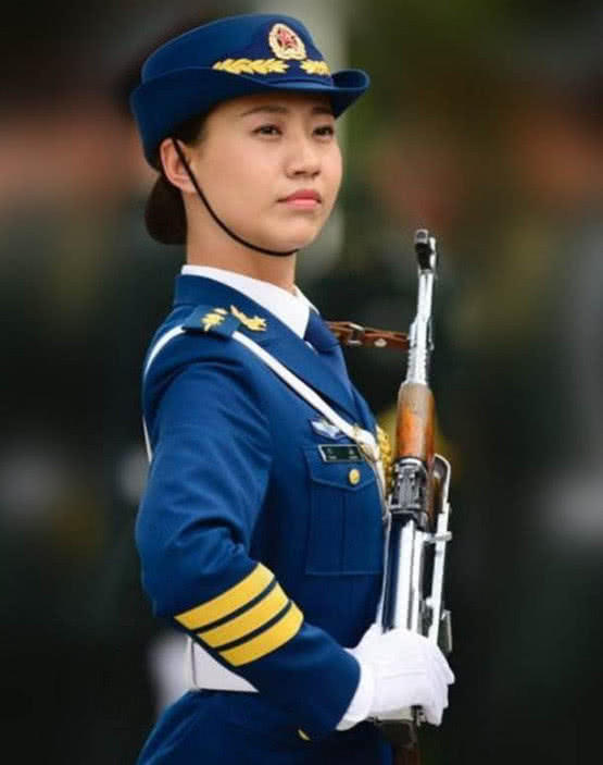 最美仪仗队女兵退伍，荣耀与坚韧的交响曲，荣耀与坚韧的交响曲，最美仪仗队女兵的退役之旅