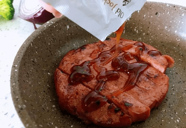 家里煎牛排最简单做法，家庭简易牛排制作，轻松掌握最简单煎牛排方法