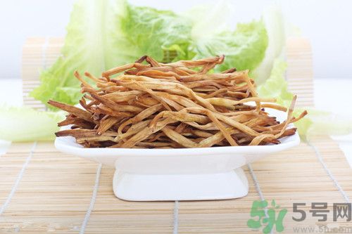 干黄花菜相克的食物，营养搭配需谨慎，干黄花菜的营养搭配与相克食物须知