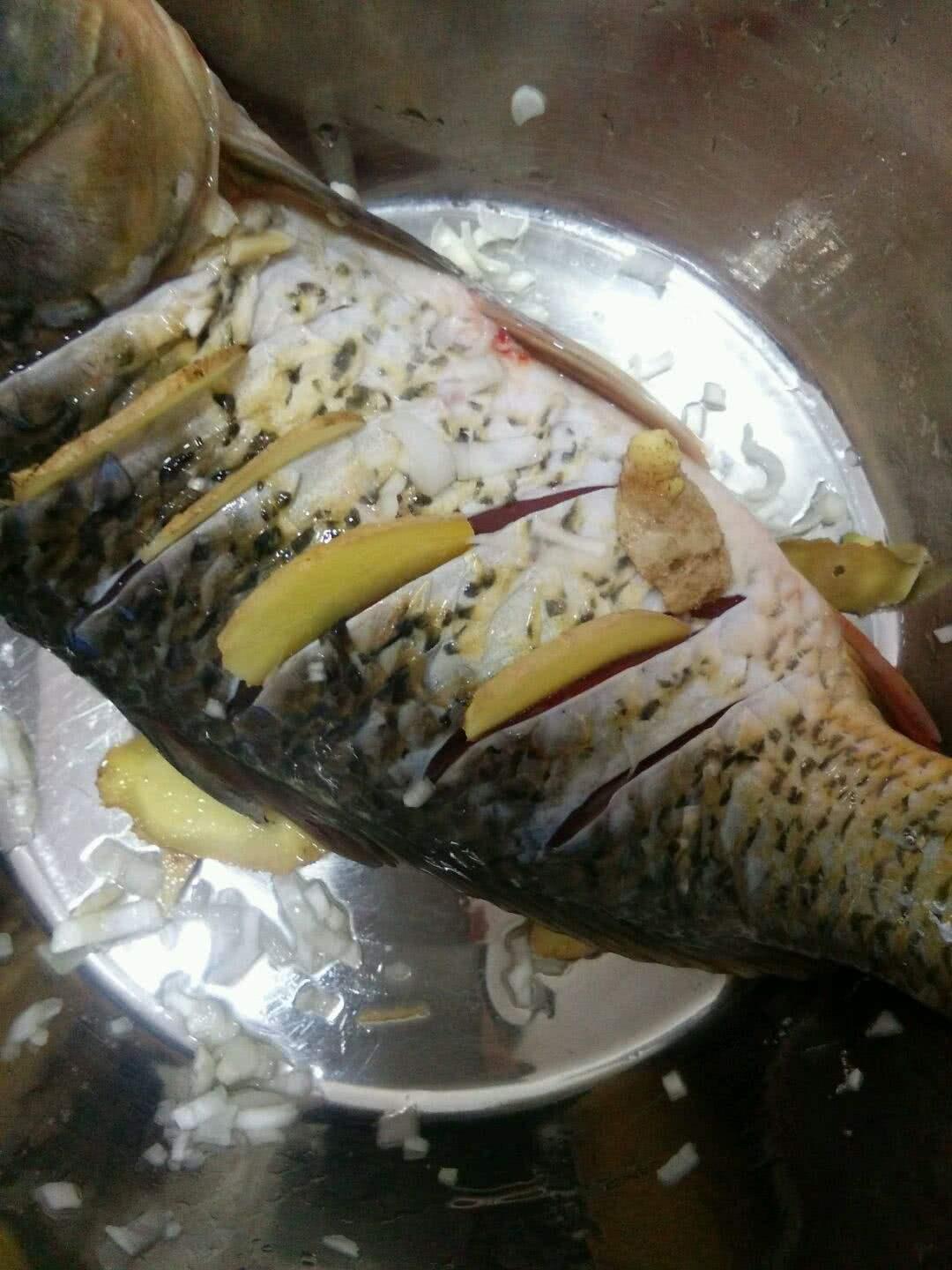 家常红烧鲤鱼，简单烹饪，美味呈现，家常红烧鲤鱼，简单烹饪，美味尽享