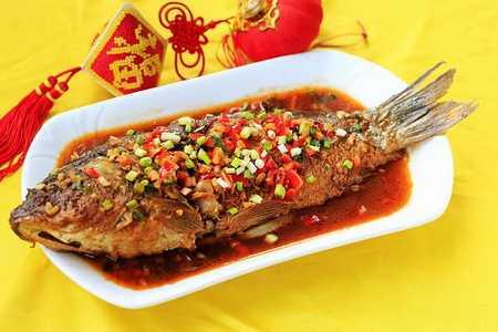 家常红烧鲤鱼，简单烹饪，美味呈现，家常红烧鲤鱼，简单烹饪，美味尽享