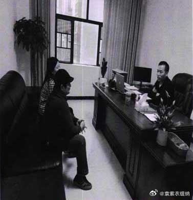 军情直播间的新星——主持人童颕的独特魅力，军情直播间新星主持人童颕的独特魅力闪耀全场