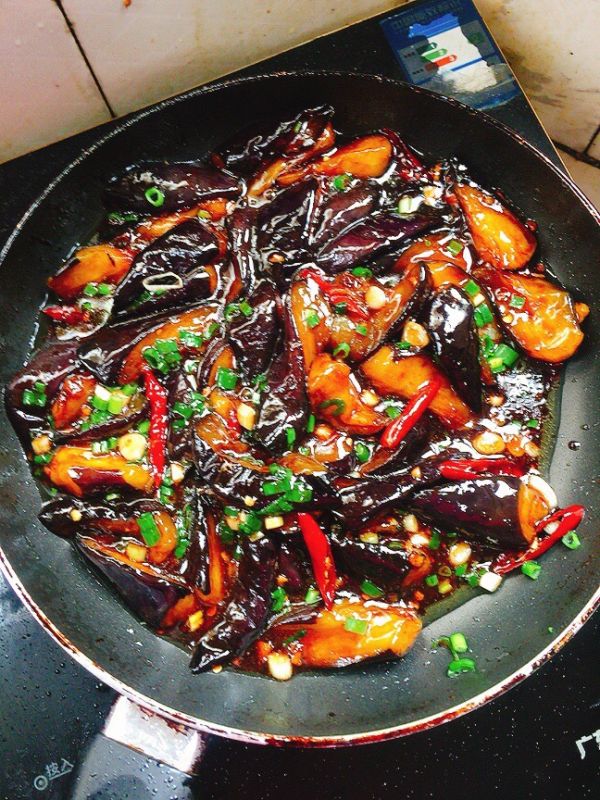 红烧茄子的做法步骤，一道家常美食的烹饪指南，红烧茄子烹饪步骤，家常美食制作指南