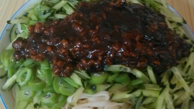 炸酱面的做法，传统美食的完美呈现，传统炸酱面制作教程，呈现完美美食