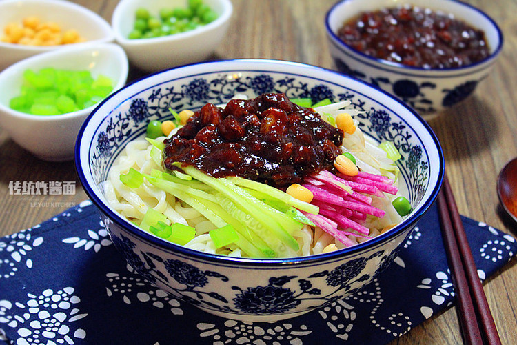 炸酱面的做法，传统美食的完美呈现，传统炸酱面制作教程，呈现完美美食