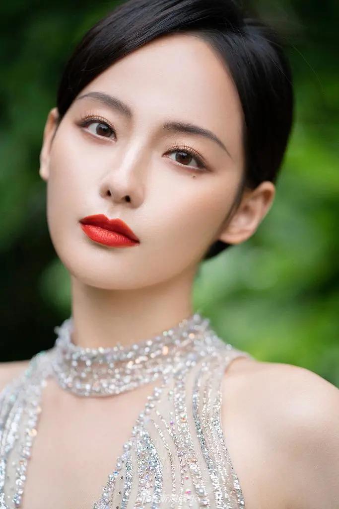 张嘉倪，时尚先锋，大胆穿搭引领潮流，张嘉倪，时尚先锋，潮流引领者
