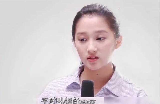 关晓彤的真实名字，星光璀璨下的璀璨明珠，关晓彤，星光下的璀璨明珠，真实名字揭秘
