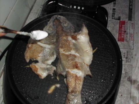 家常美味烤鲈鱼的做法，家常美味烤鲈鱼烹饪指南