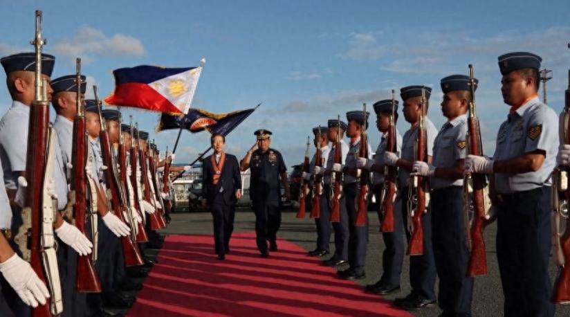 美国双航母前往南海军演，地区安全局势的新动态，美国双航母南海军演引发地区安全局势新动态