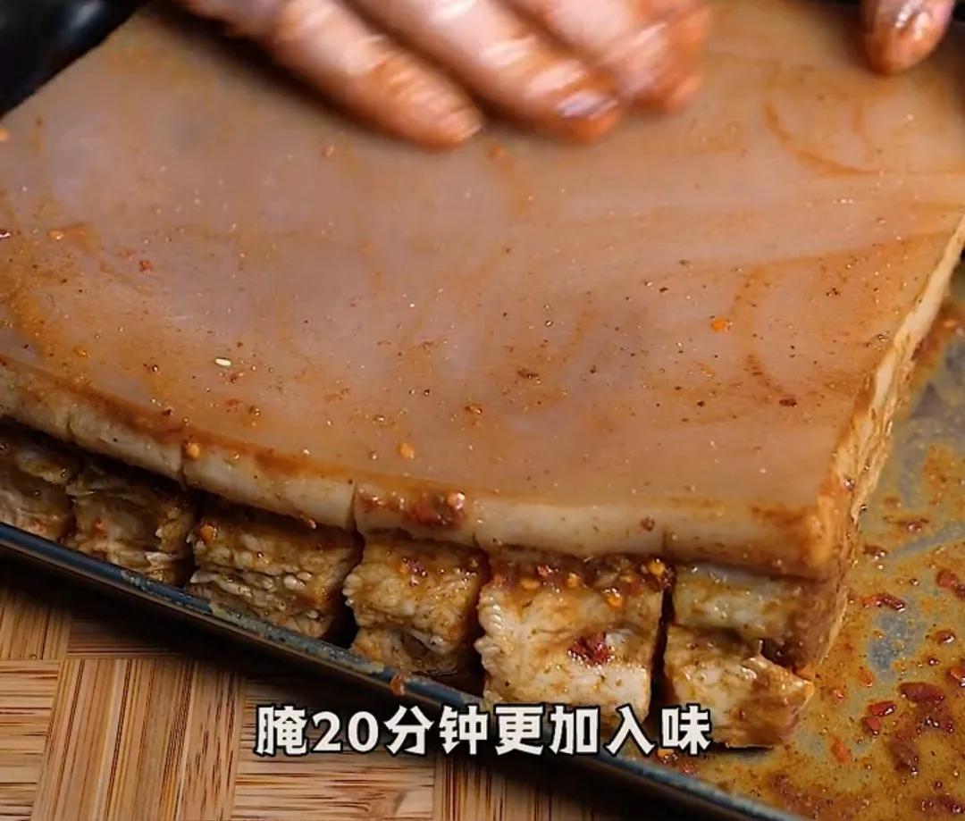脆皮烤五花肉，一道美味佳肴的诱惑力，脆皮烤五花肉，美味诱惑，佳肴尽享